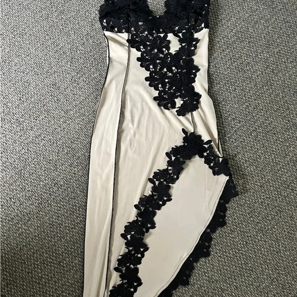 Elegant Black and Cream Floral Lace Dress - Picture 1 of 5